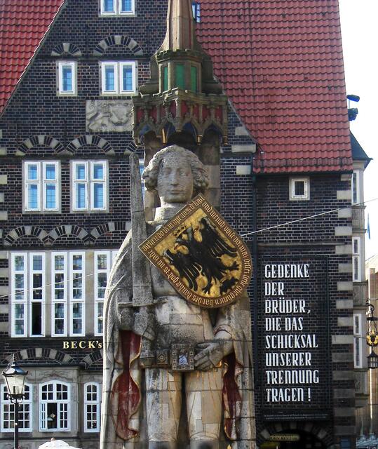 Bremer Roland steht seit 1404 an seinem Platz        als Symbol für Recht und Freiheit