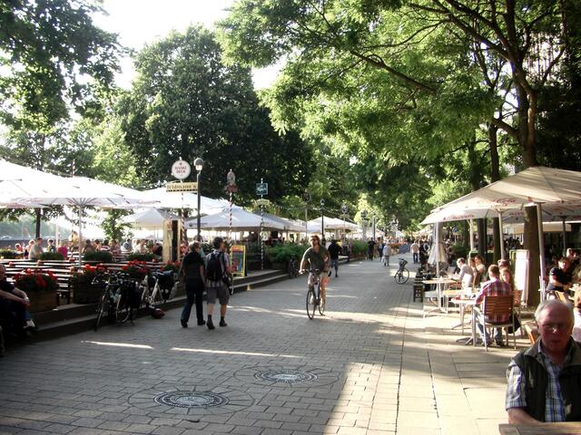 An der " Schlacht " - herrliche Biergärten u. Cafe`s
