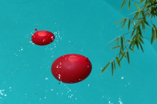 ... am nächsten Morgen ... einige Ballons hatten sich in den nahen Pool gerettet.