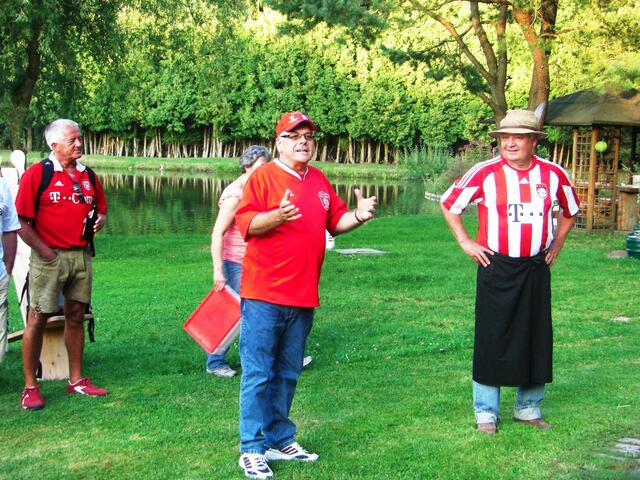 Bayern-Rudi bedankt sich beim Gastgeber ( re. )     für die Einladung