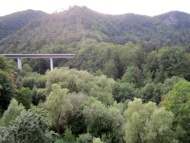 Hier zwängt sich der Fluss tief unten durch Granitfelsen und die Berge sind bis fast 1000 m hoch.