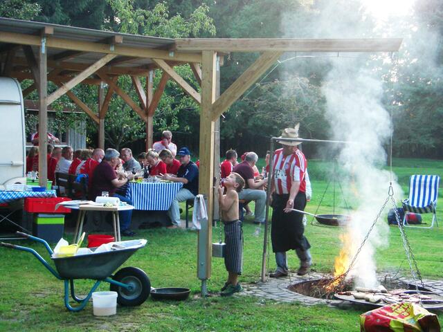 Der Hausherr am Grill