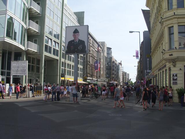 Am Checkpoint Charlie