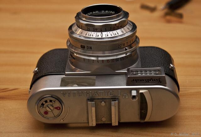 Voigtländer Vitomatic Ia. Von links: Filmrückspulknopf mit Filmerinnerungseinrichtung (Tageslicht, Kunstlicht, s/w), Blitzsockel, Auslöser, Belichtungsmesseranzeige.