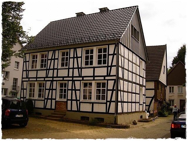 Nun ist die ehemalige Haustür verschwunden und wurde auf die andere Seite des Hauses gelegt.
