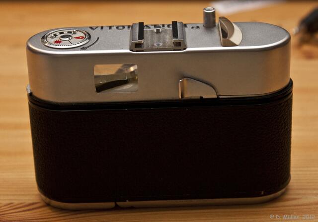 Voigtländer Vitomatic Ia. Links der Kristallrahmensucher, rechts der Schnellspannhebel.