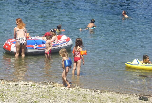 Viel Freude haben die "Kleinen" im Wasser ...