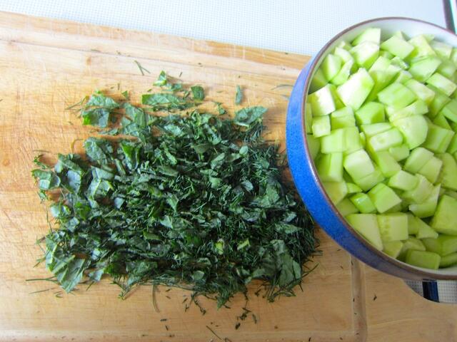 Kräuter und entwässerte Gurkenstückchen bereithalten