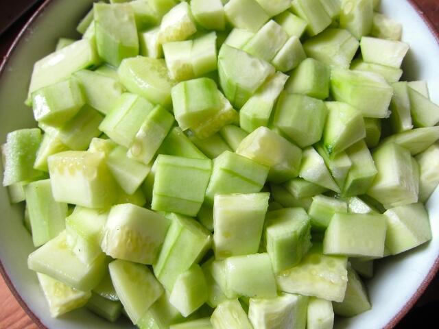 2/3 der Gurken schälen, in Würfelchen schneiden und zum leichten Entwässern salzen