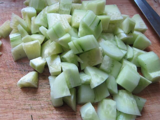 Die restlichen Gurken schälen und stückeln