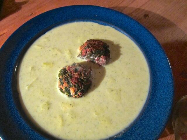 Man kann die Suppe warm, lauwarm oder am allerbesten eiskalt servieren - hier mit Spinat-Mett-Klopsen (Servier-Vorschlag)