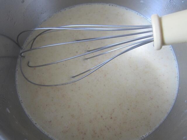 Milch erwärmen und die gekörnte Brühe darin auflösen