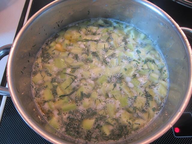 Ein Stück Butter hinzugeben und das Ganze einmal aufkochen, dann leise köcheln lassen, bis die Gurkenstücke weich sind.
