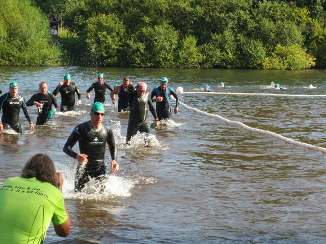 Eine großer Pulk der 4. Startgruppe ist mit dem Schwimmen fertig.