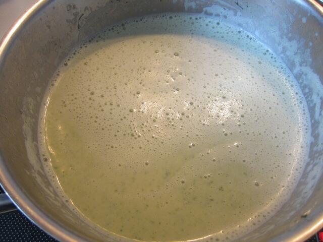 ... den Topf vom Herd nehmen und mit dem Pürrierstab alles im Topf zu einer leicht sämigen Suppe pürrieren