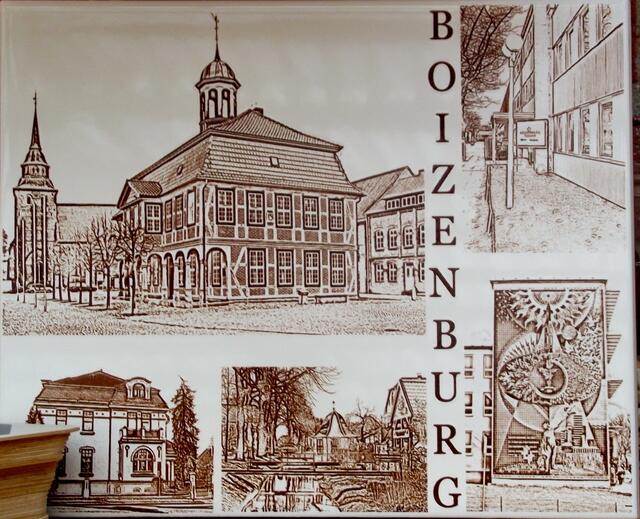 Diese Fliese entdeckten wir jetzt im Fliesenmuseum in Boizenburg - zu sehen: Marktplatz, mit Rathaus und Marienkirche - "Fliesenbude" -(?)- Wallgraben mit Kaffeepavilion - Schulzentrum