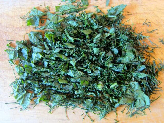 Dill und Borretschblätter waschen und mit der Kräuterwiege kleinschneiden