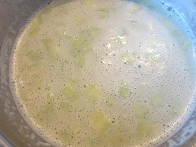 Die rohen Gurkenstücke in die Suppe geben. Jetzt sollte die Suppe nicht mehr kochen.