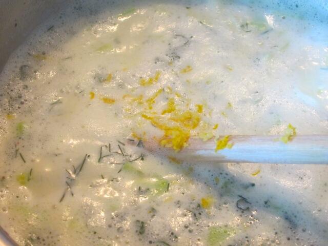 Geriebene Muskatnuss und Zitronenschale gut unterrühren