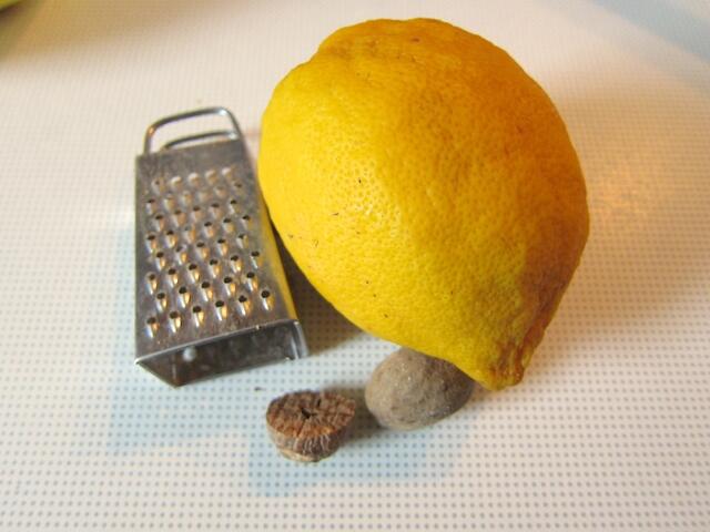 Muskatnuss und unbehandelte Zitrone mit einer feinen Küchenreibe hinzufügen