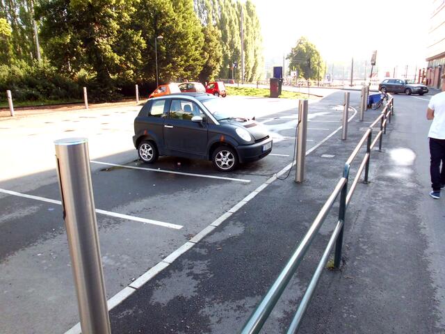 Ganz unscheinbar: Ein fast leerer Parkplatz und nur ein Fahrzeug auf der Stellfläche