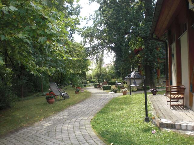 Sitz- und Liegemöglichkeiten im schön angelegten Garten