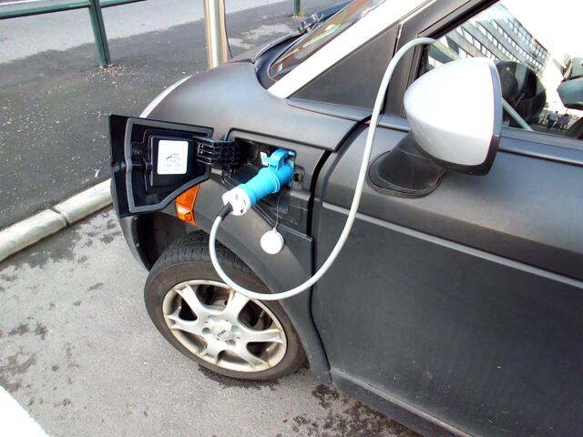 Das Geheimnis ist gelüftet: das Auto "tankt" Strom !