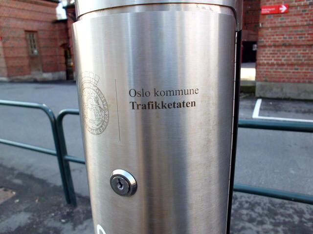 Ansprechendes Design aus Edelstahl: Aufschrift der Stadt Oslo an ihren neuen Verkehrsaufladestationen.