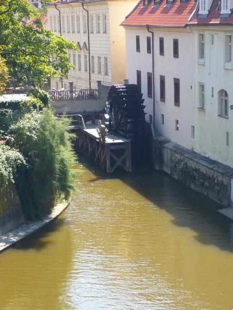 ...wie dieses Wasserrad mitten in der Stadt.