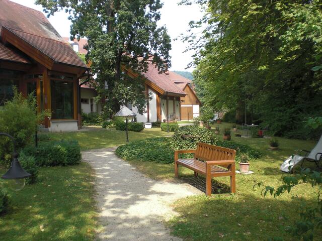 In diesen Nebengebäuden befinden sich Schwimmbad (Salzwasser), Sauna, Lichttherapie und medizinische Bäder.