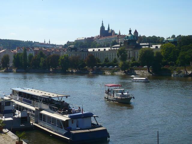 ...und noch ein Blick über die Moldau auf die Burg im Hintergrund