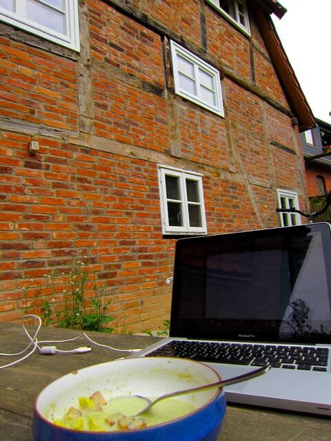 Hier ist dieser Beitrag entstanden, während ich die Suppe mit dem gerösteten Brot futterte und dabei Santiano hörte: