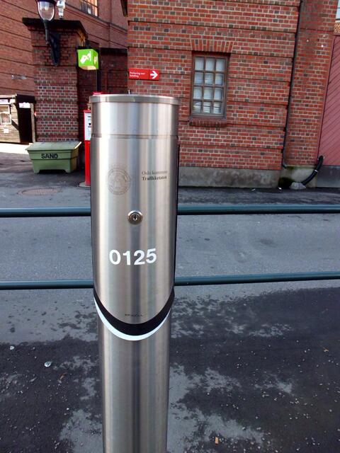 Nummeriert und abgeschlossen: ein Elektrokabel ist für Schlüsselinhaber immer erreichbar: die Ladestation auf einem Parkplatz in Oslo. - Beachtlich ist die dreistellige Nummerierung !