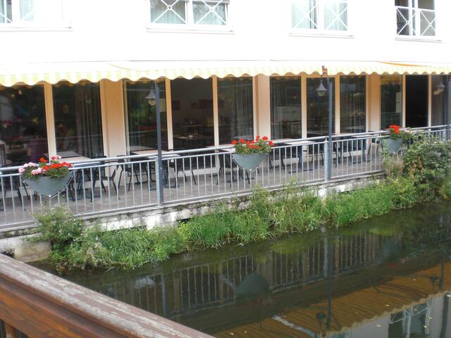 Kliniks-Restaurant mit Außenbereich