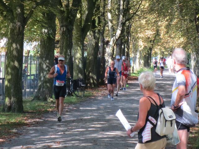 Den ersten und letzten Kilometer konnten die Läufer im Halbschatten absolvieren, aber die 5 km dazwischen taten in der Sonne richtig weh.