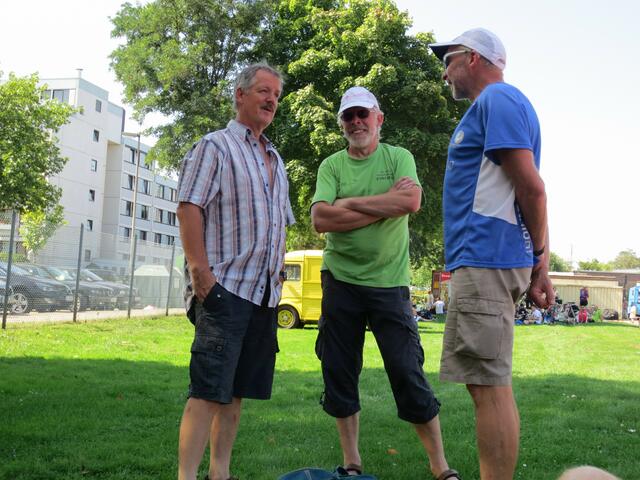 Hertha-Senioren warten nach dem 26. Celler Triathlon auf die Siegerehrung.