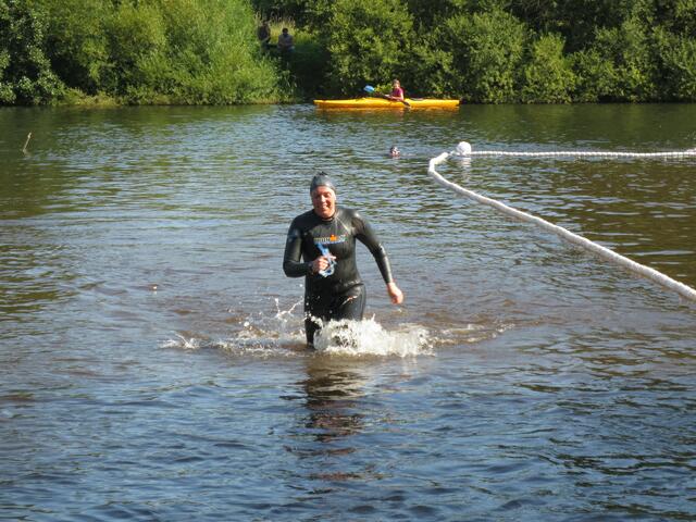 Staffelschwimmerin Birgit kommt aus dem Wasser.