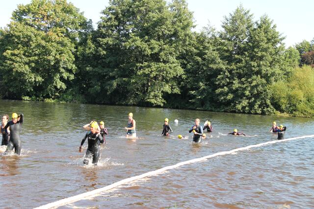 Die "gelben" Badekappen (2. Startgruppe) sind mit dem Schwimmen fertig.