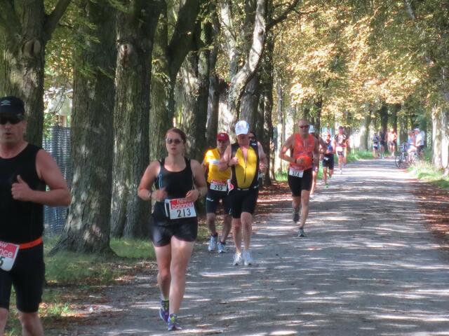 "Männlein" und "Weiblein" auf der Laufstrecke in der Nähe des Stadions.