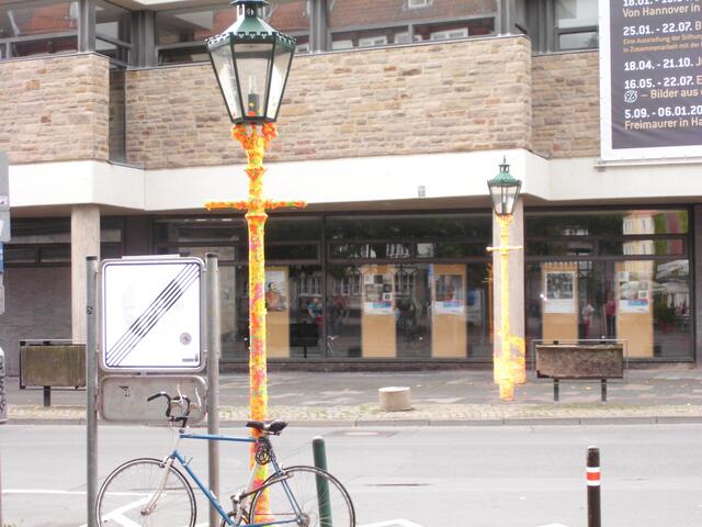 kleben auf Laternen...