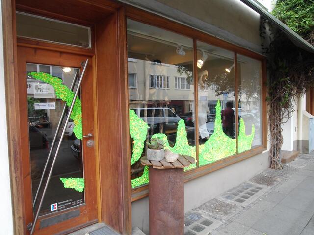 ist auch auf Schaufensterscheiben zu sehen.