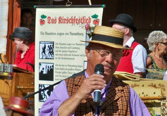 Zum Abschluß der Vorstellung auf dem Holzmarkt sangen alle das Naumburger Kirschfestlied.