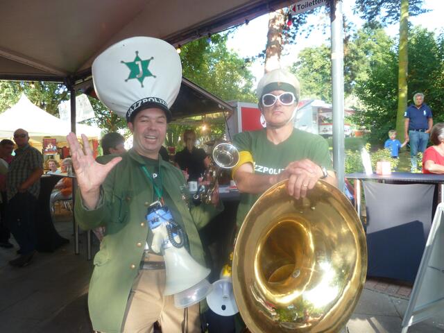 Lustig anzusehen war die Jazz-Polizei,sie machte fetzige Musik.
