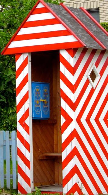 Wachhäuschen vor einem Wohnhaus