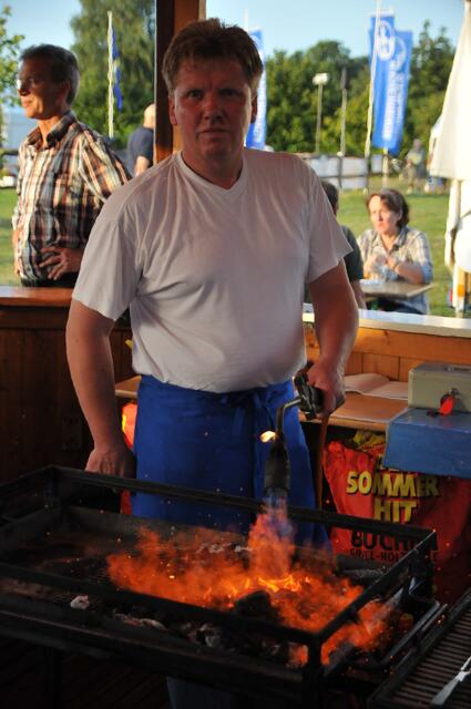 Wir befeuern den Grill – denn auch im Sommer schmeckt die Bratwurst in Wilkenburg allerbest!