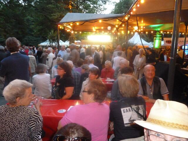 Dicht an dicht warteten sie auf die " Soul Kitchen Band"
