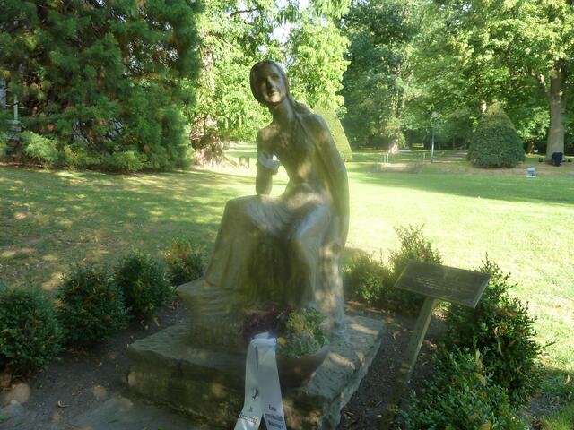 Im Park das Denkmal von der Dichterin Agnes Miegel,die eine zeitlang hier in Bad Nenndorf lebte.