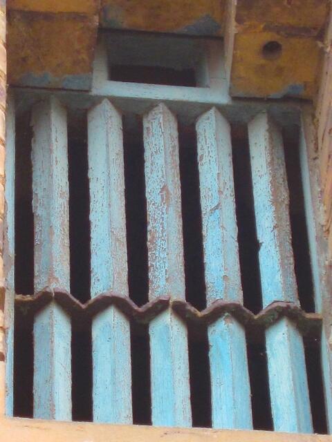 Öffnungen im oberen Bereich dieser riesigen Scheune bzw. des ehemaligen Stalles