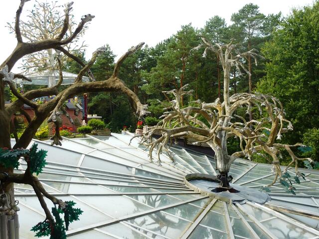 Aus dem Dach der Arachnerie "wächst" ein künstlicher Baum mit gläsernen Ebereschenblättern.
