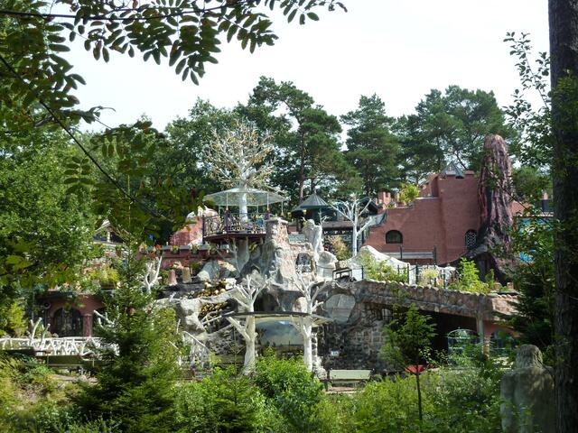 Eingebettet in Park und Heidelandschaft: Die künstlichen Bäume und Fantasielandschaften fügen sich unaufdringlich in die Natur ein.